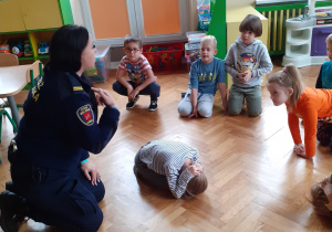 Dzieci z grupy V uczą się przyjmować bezpieczną pozycję "żółwia”